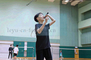 足球场与实时数据效果叠加，用于说明2.3版赛事数据呈现方式